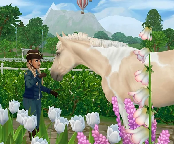 Une jeune cavalière interagit avec un cheval clair dans un jardin fleuri, illustrant la personnalisation et la connexion avec son compagnon.