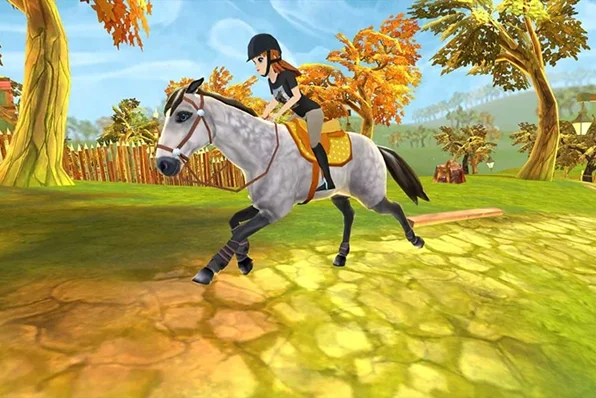 Une cavalière monte un cheval gris à travers un paysage ensoleillé, invitant le joueur à commencer son aventure équestre.