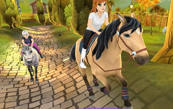 Une cavalière monte son cheval sur un chemin pavé entouré de bâtiments et de nature, représentant l’univers de l’écurie.