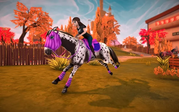 Une cavalière monte un cheval tacheté dans un paysage automnal coloré, représentant l’exploration dans le jeu.